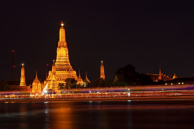 Wat Arun à noite.