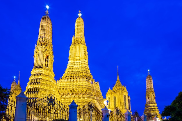 Wat Arun en Bangkok por la noche