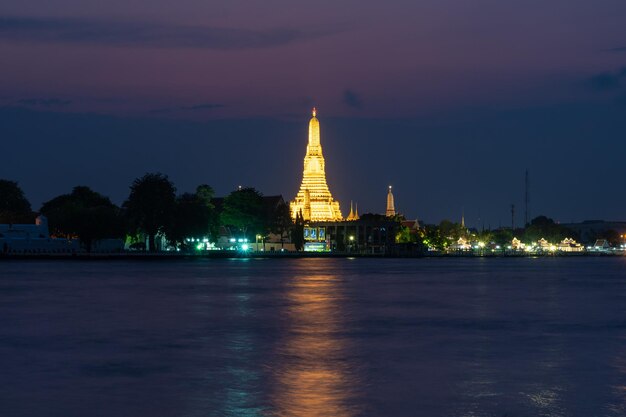 Wat arun en el crepúsculo