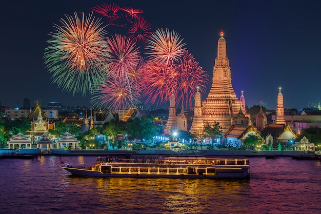 Wat Arun y crucero en la noche bajo la celebración del año nuevo, ciudad de Bangkok, Tailandia