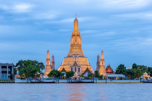 Wat arun e o rio chao phraya, bangkok, tailândia