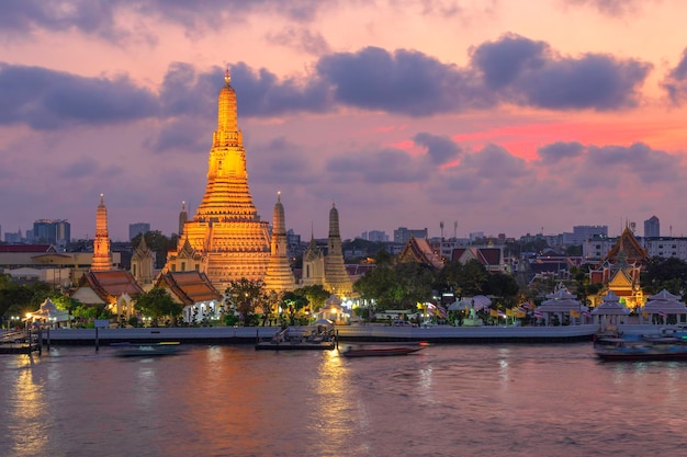 Wat Arun e o rio Chao Phraya no crepúsculo