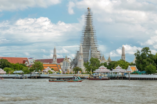 Wat Arun ist ein buddhistischer Tempel in Bangkok, Thailand.