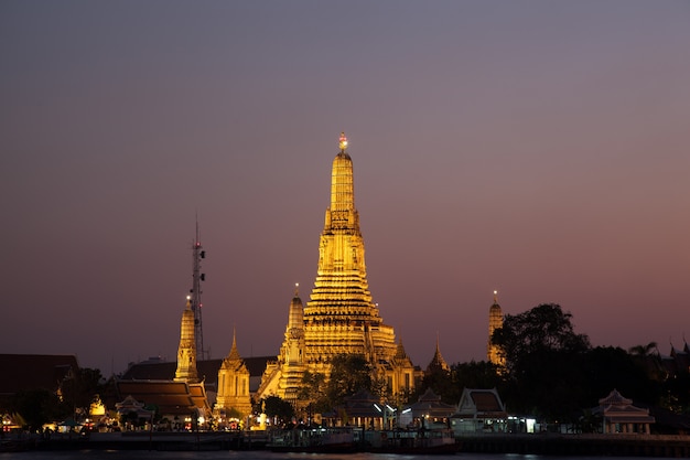 Wat Arun en la noche.