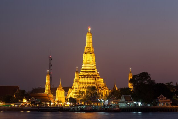 Wat Arun en la noche.