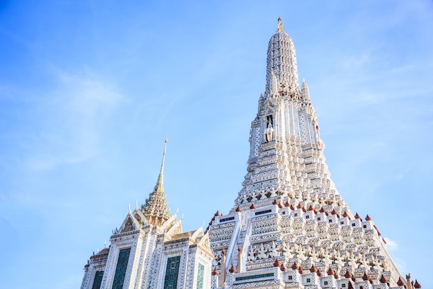 Wat arun (o templo da madrugada) em bangkok é templo budista