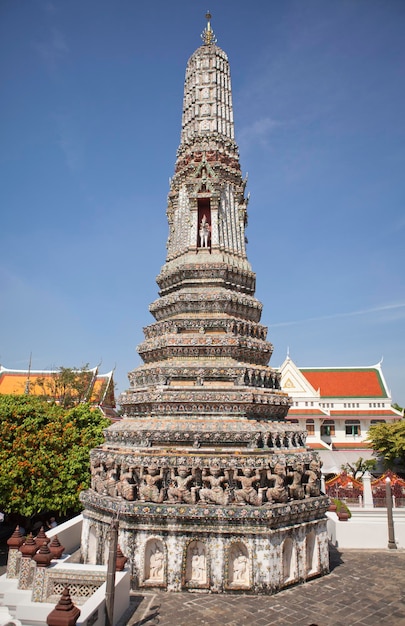 Wat Arun ou Wat Arun é um templo budista wat em Bangkok