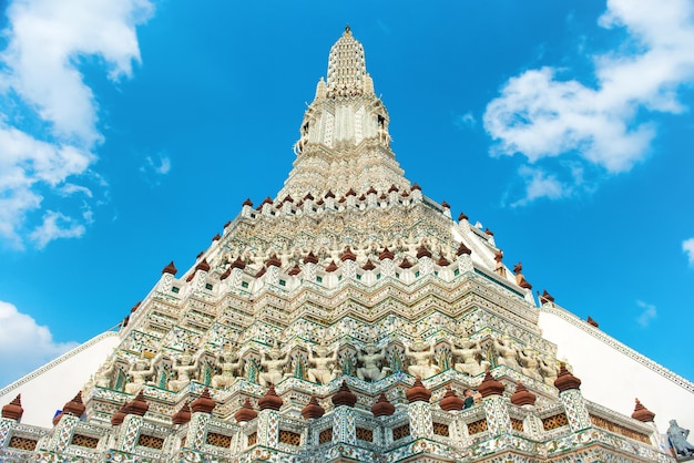 Wat Arun prang y esculturas