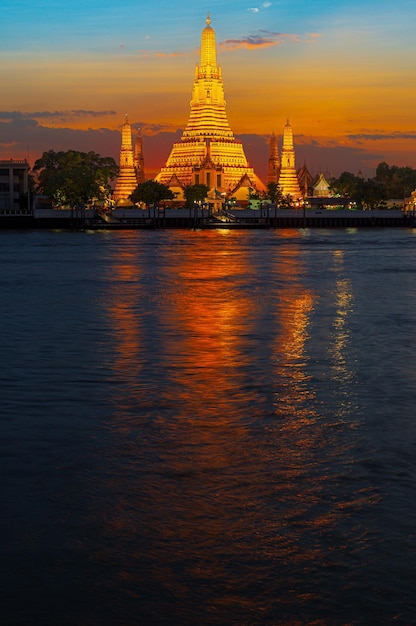 Wat Arun Ratchawararam, Bangkok, Tailandia,Wat Arun Ratchawararam Ratchawaramahawihan Hito público