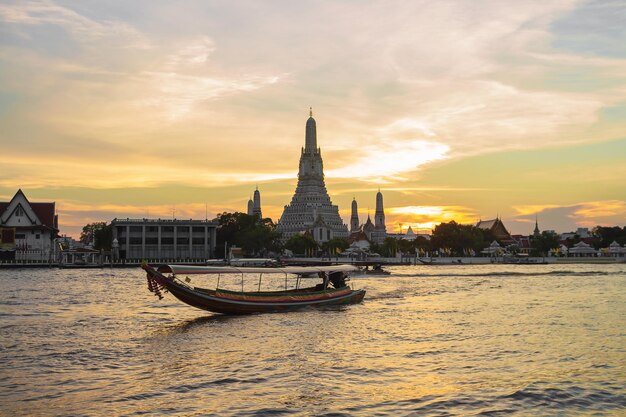 Foto wat arun ratchawararam o melhor do turismo em bangkok tailândia ao pôr do sol