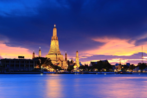 Wat Arun Ratchawararam Ratchawaramahawihan oder Wat arun ist ein buddhistischer Tempel in Ban