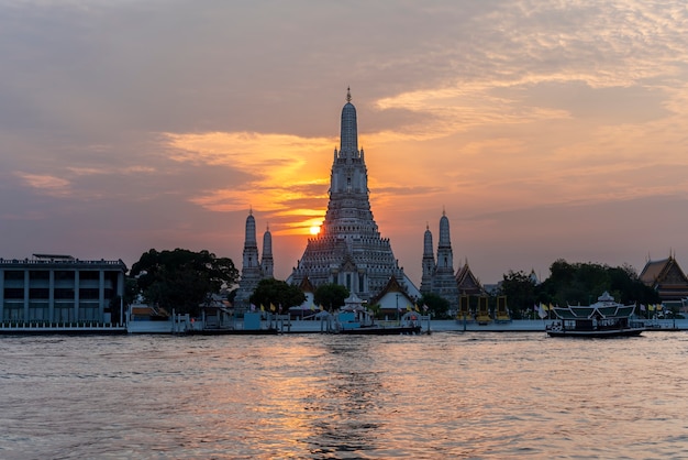 Wat Arun Ratchawararam Ratchawaramahawihan oder Wat Arun, was Tempel der Morgenröte auf Chao Phraya River bei Sonnenuntergang, Bangkok, Thailand bedeutet