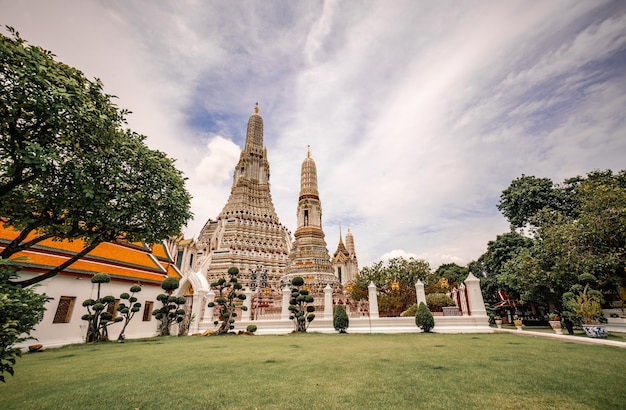 Wat Arun Ratchawararam Ratchaworamahawihan es un lugar famoso para los turistas