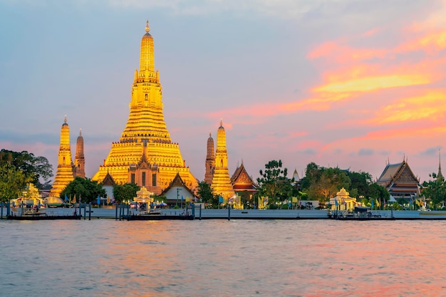 Wat Arun Tempel bei Sonnenuntergang in Bangkok Thailand Wat Arun ist ein buddhistischer Tempel im Stadtteil Bangkok Yai in Bangkok Thailand