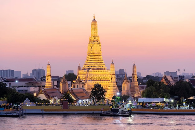 Wat Arun Tempel bei Sonnenuntergang in Bangkok Thailand Wat Arun ist ein buddhistischer Tempel im Stadtteil Bangkok Yai in Bangkok Thailand