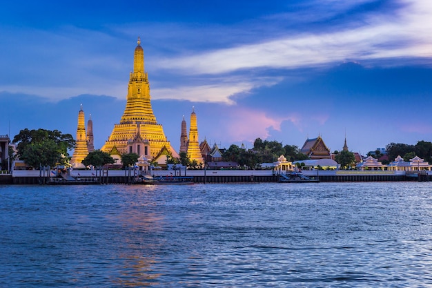 Wat arun tempel und chao phraya river bangkok thailand