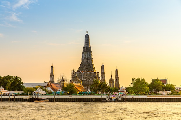 Wat Arun Temple, alter thailändischer Budhism-Tempel nahe durch Fluss