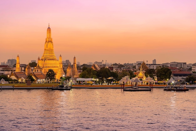 Wat arun temple ao pôr do sol em bangkok tailândia wat arun é um templo budista em bangkok yai distrito de bangkok tailândia