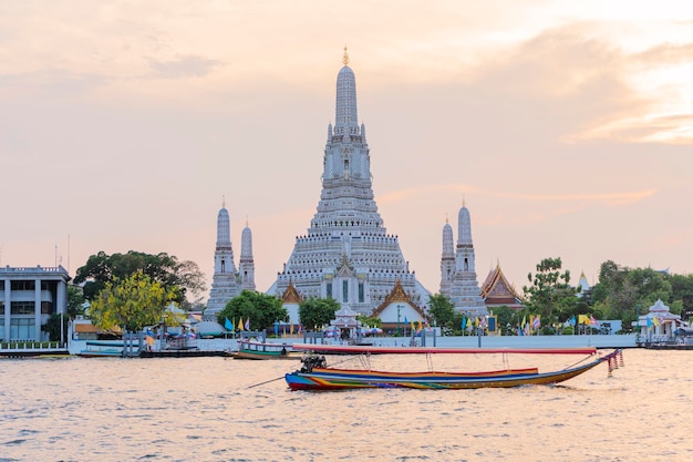 Wat arun temple ao pôr do sol em bangkok tailândia