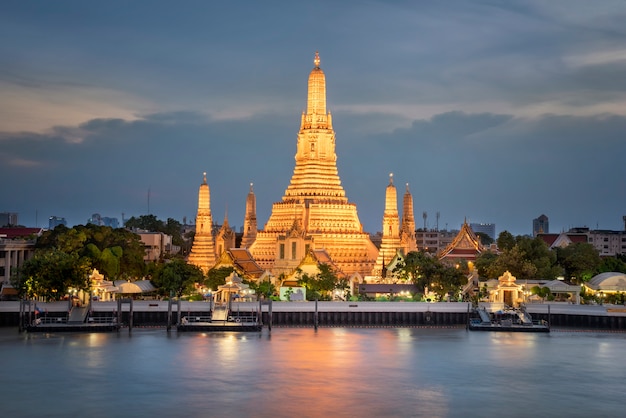 Wat Arun Temple bei Sonnenuntergang in Bangkok Thailand für Ansichtreise