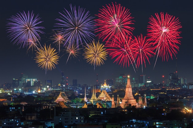 Wat Arun und Bangkok City mit bunten Feuerwerken, Thailand