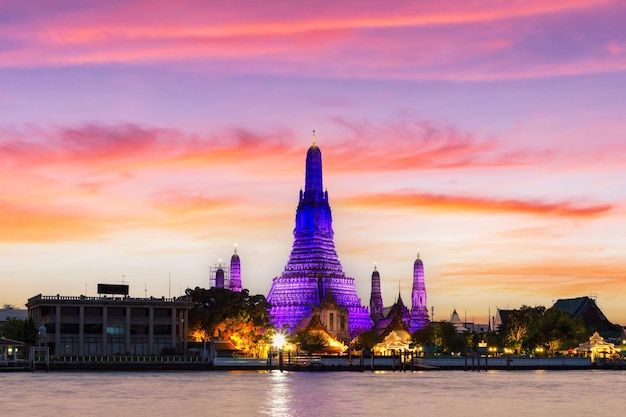Wat Arun und Chao Phraya River mit schönem Sonnenunterganghimmelhintergrund, Bangkok, Thailand
