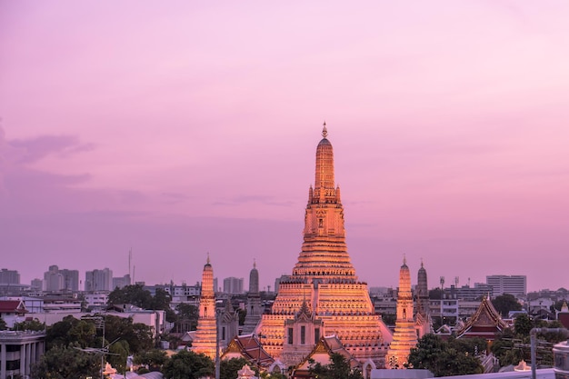 Wat arunchawararam ratchawaramahawihan templo da alvorada ao pôr do sol