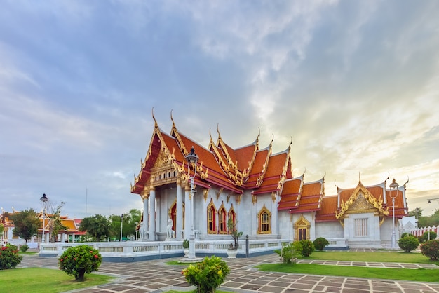 Wat Benchamabophit Dusitvanaram ou Templo de Mármore em Bangkok, Tailândia