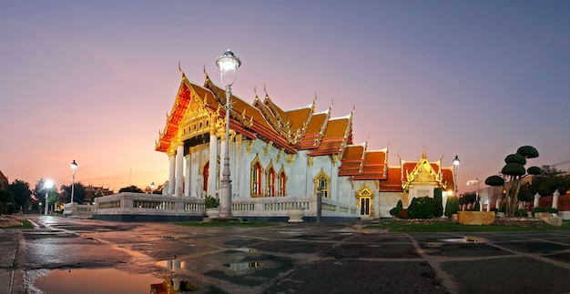 Wat benchamabophit el templo de mármol al atardecer bangkok, tailandia