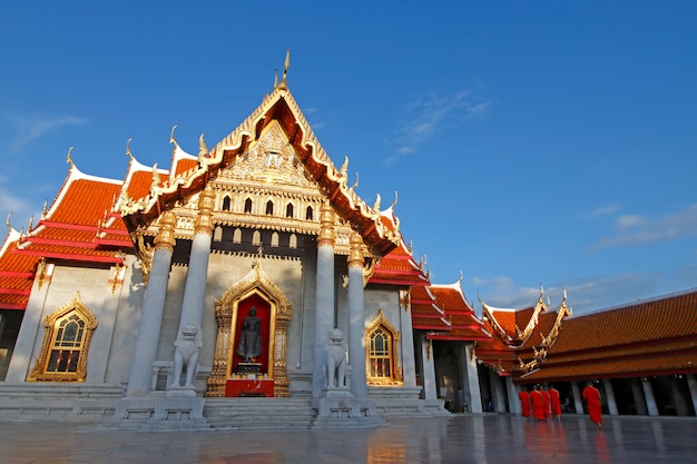 Wat Benchamabophit El templo de mármol y el cielo azul