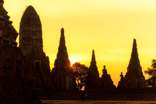 Wat Chai Wattanaram en Ayutthaya en el atardecer.