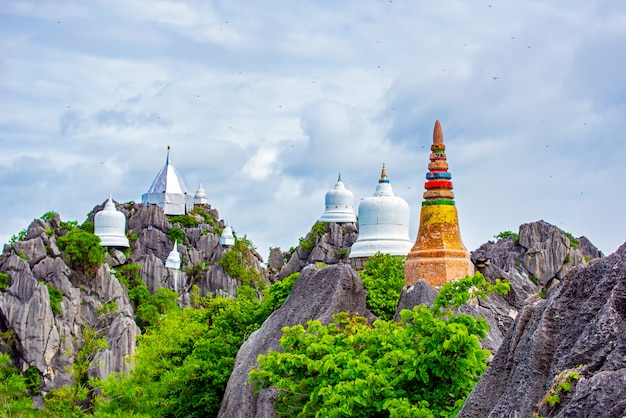 Wat Chaloem Phra Kiat Phrachomklao Rachanusorn, Wat Praputthabaht Sudthawat pu pha daeng un templo público en la colina de Lampang Invisible Tailandia.