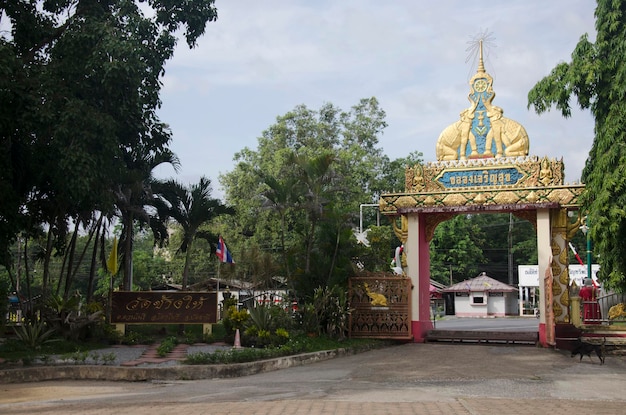 Wat Chang Hai Ratburanaram para que la gente visite y ore Luang Pu Thuat el 13 de julio de 2016 en las provincias del sur de Pattani en Tailandia