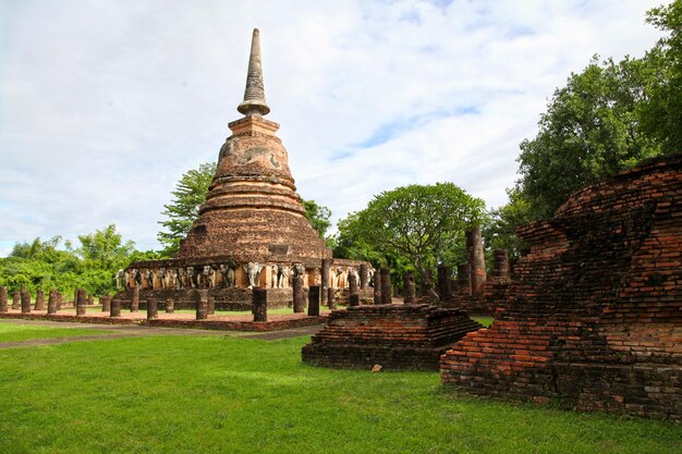 Wat Chang Lom em Sukhothai