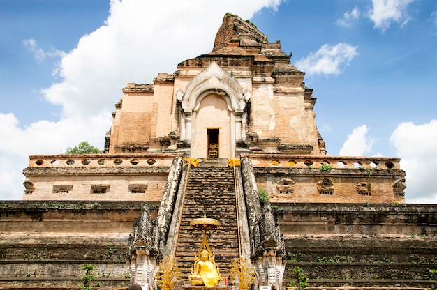 Foto wat chedi luang en chiang mai, tailandia.