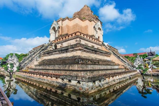 Wat chedi luang é um templo budista no centro histórico de chiang mai, tailândia