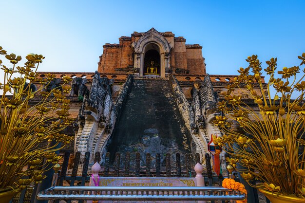 Wat Chedi Luang es un templo budista en el centro histórico y es un templo budista que es una de las principales atracciones turísticas de Chiang Mai, Tailandia. En el crepúsculo, el cielo azul, las nubes, el fondo del atardecer.