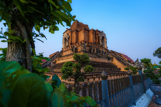 Wat Chedi Luang ist ein buddhistischer Tempel im historischen Zentrum und ist ein buddhistischer Tempel ist eine wichtige Touristenattraktion in Chiang Mai, Thailand.at Dämmerung blauer Himmel Wolken Sonnenuntergang Hintergrund.