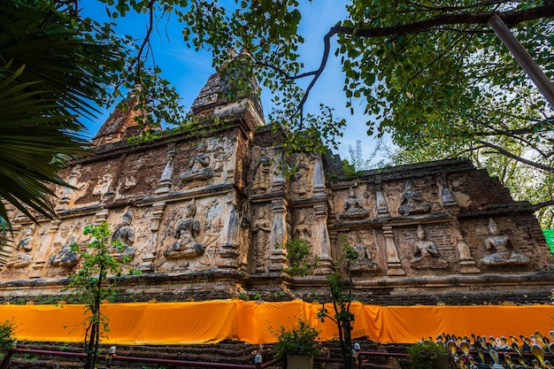 Wat Chet Yot o Wat Photharam Maha Wihan, templo de siete pagodas Es una importante atracción turística en Chiang Mai, Tailandia. Con la noche, Templo en Chiang Mai.