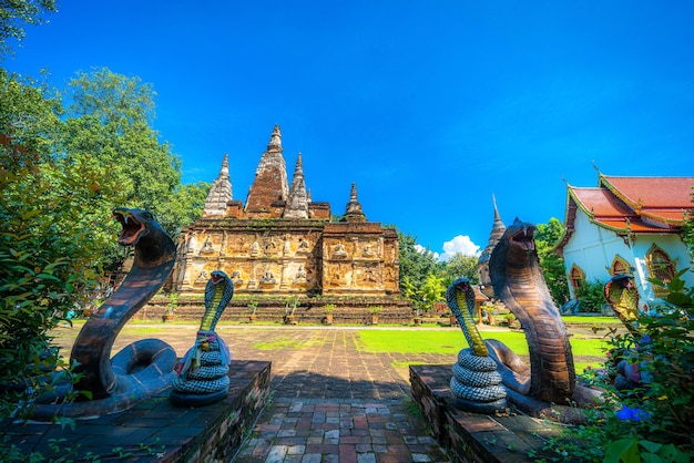 Wat Chet Yot o Wat Photharam Maha Wihan templo de siete pagodas es una importante atracción turística en Chiang Mai Tailandia con templo vespertino en Chiang Mai