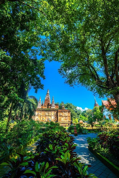 Wat chet yot ou wat photharam maha wihan sete templo de pagode é uma grande atração turística em chiang mai tailândia com noite templo em chiang mai