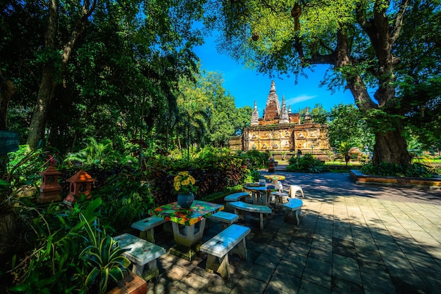 Wat Chet Yot ou Wat Photharam Maha Wihan sete templo de pagode É uma grande atração turística em Chiang Mai Tailândia com noite Templo em Chiang Mai