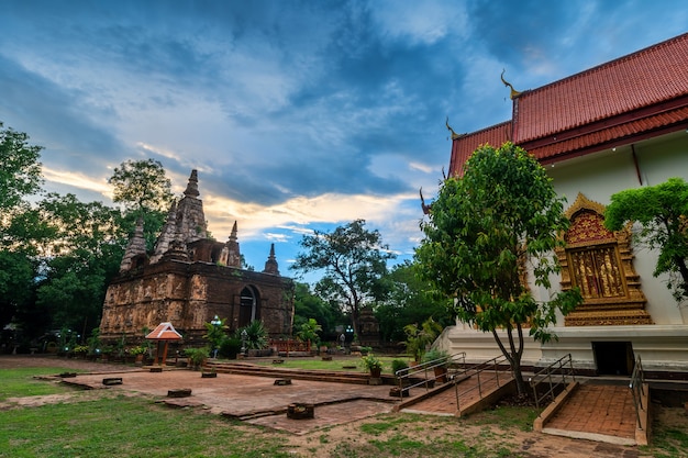 Wat Chet Yot, templo de sete pagodes em Chiang Mai, Tailândia