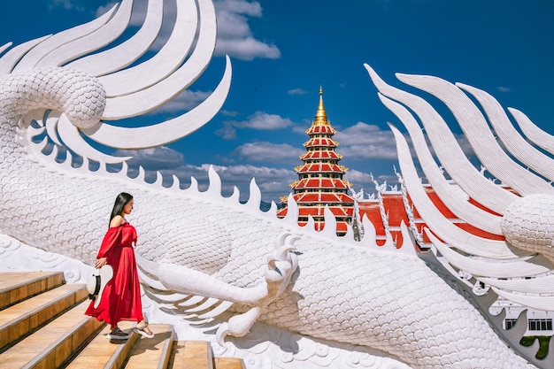 Wat Huay Pla Kang, weißer großer Buddha und Drachen in Chiang Rai, Provinz Chiang Mai, Thailand. Foto in hoher Qualität