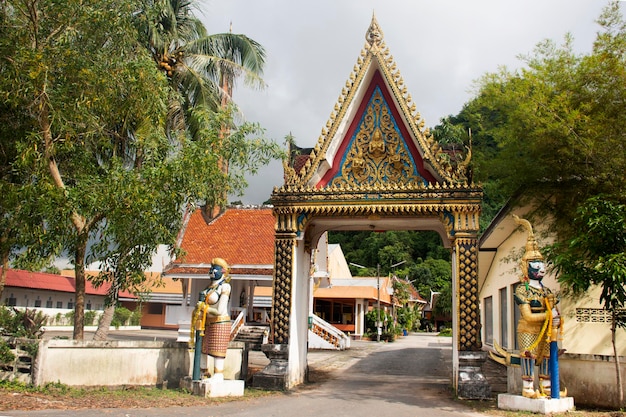 Wat Khao Orr ou Kao Or templo para pessoas tailandesas visitam e respeitam a oração de buda e estátua de deus e anjo em 31 de janeiro de 2018 em Phatthalung Tailândia