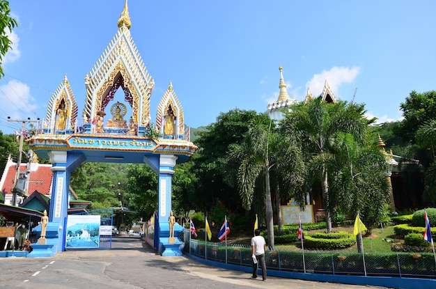 Wat Khao Wong Phra Chan en la cima de la montaña en Lopburi Tailandia