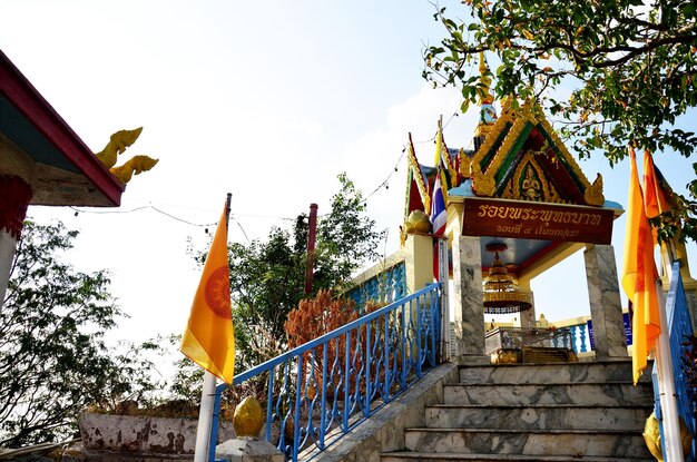 Wat Khao Wong Phra Chan en la cima de la montaña en Lopburi Tailandia