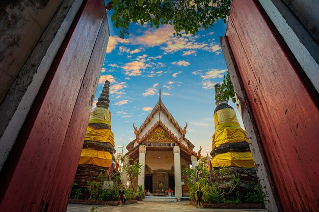 Wat Khok Kham una antigua capilla que una vez fue visitada por el rey Rama 4El frontón de la capilla ha.