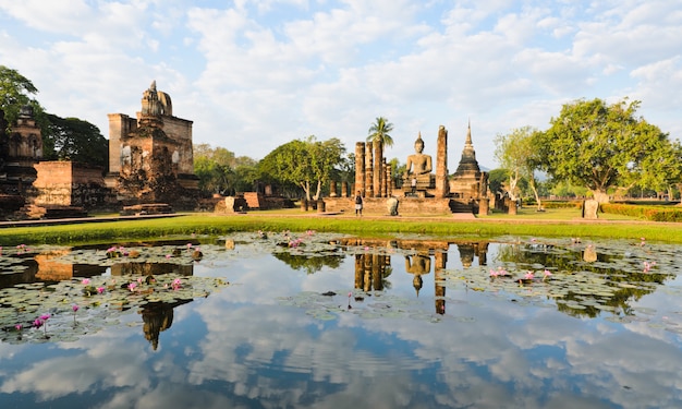 Wat mahathat no parque histórico de sukhothai, tailândia