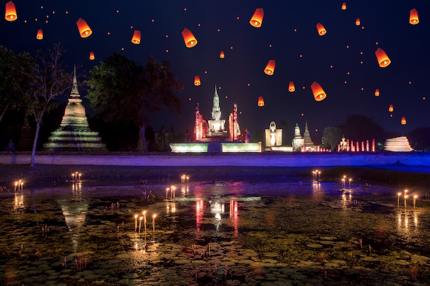 Wat Mahathat en el parque histórico de Sukhothai con la linterna en el día loy krathong en Sukhothai, Tailandia.